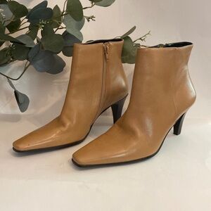 Etienne Aigner | Filly | buckskin | square toe | 3” heel | zip up | 7.5 | bootie